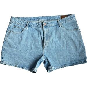 ASOS WOMEN’S PLUS DENIM SHORTS SIZE W40”‎